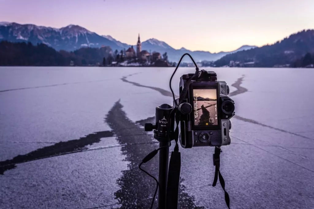 Fotoaparat na zmrznjenem blejskem jezeru