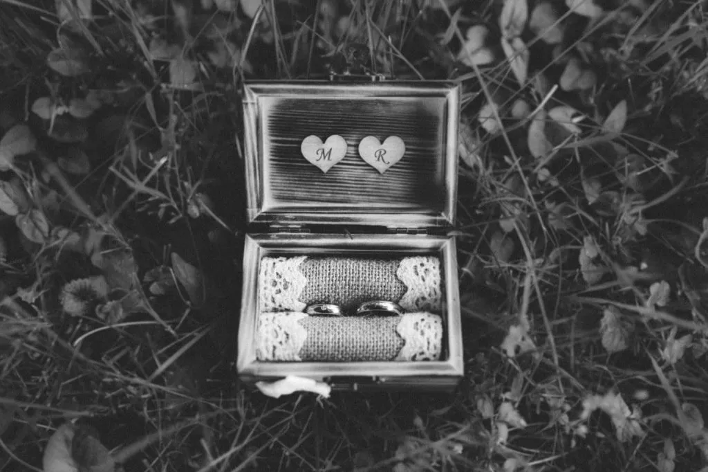 Poročni prstani v škatlici s srckom Mr in Mrs
